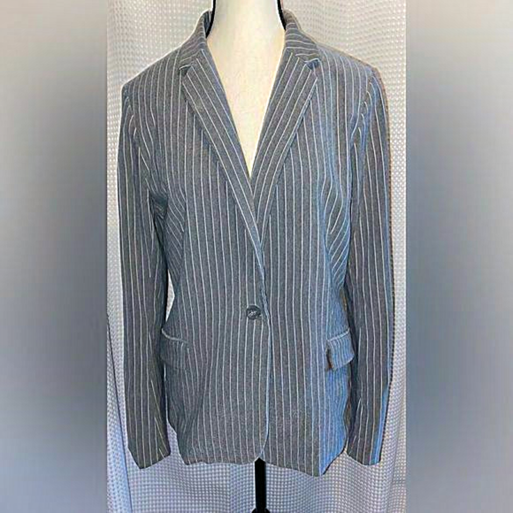 Women’s Trendsetter gray with white striped stretchy blazer size 12‎